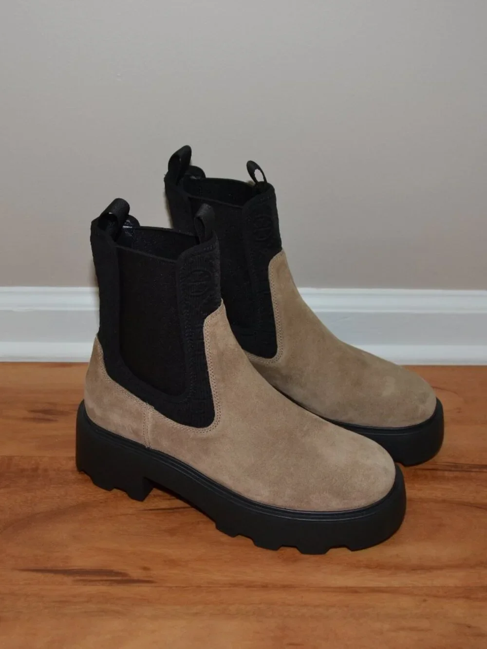 Tory Burch NEW Tan River Rock suede Monogram Chelsea Stretchy Boots, 8.5M